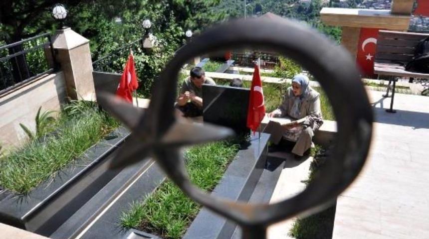 Arife G&uuml;n&uuml; Mezarlıklar Doldu