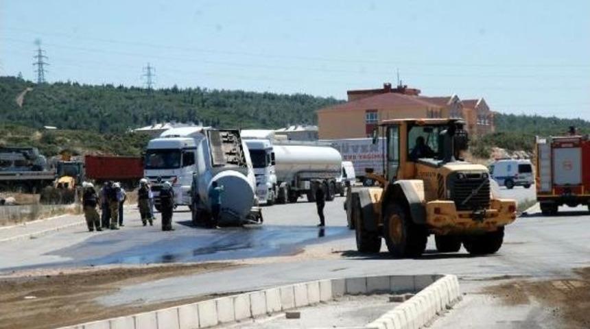 &Ccedil;ekicisinden Kopan Tankerden 10 Ton Mazot Yola Aktı
