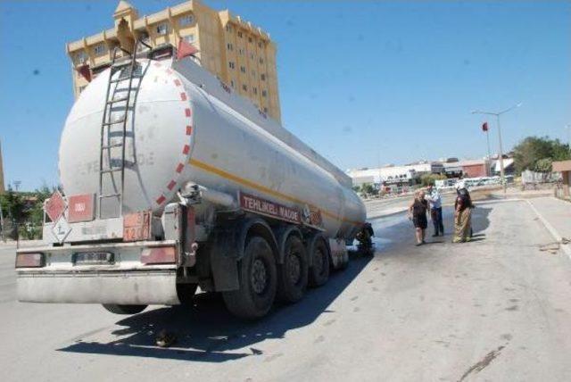 Çekicisinden Kopan Tankerden 10 Ton Mazot Yola Aktı