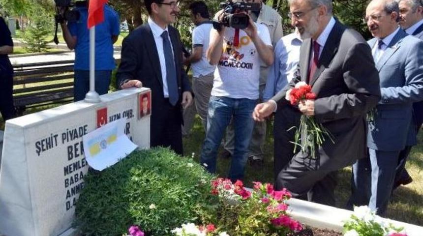 Bakan Yıldız'dan Yumruklu Saldırıya Uğradığı Şehitliğe Ziyaret (2)