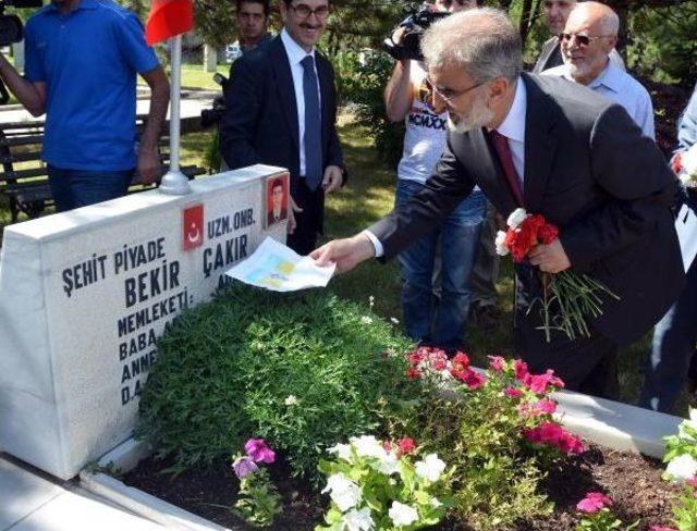 Bakan Yıldız'dan Yumruklu Saldırıya Uğradığı Şehitliğe Ziyaret (2)