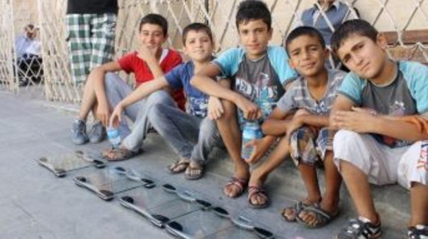 Akranları Tatilde, Onlar Ge&ccedil;im Derdinde