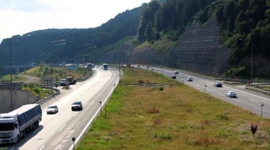 Bayram Tatili Yolunda S&uuml;r&uuml;c&uuml;ler Saatlerce &Ccedil;ile &Ccedil;ekiyor (2)