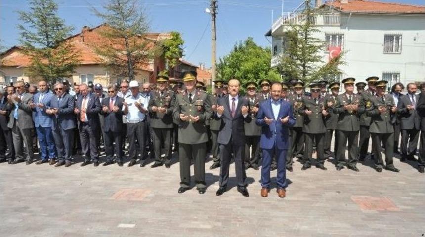 Uşak&rsquo;ta Arife G&uuml;n&uuml; Şehitlikler Ziyaret Edildi