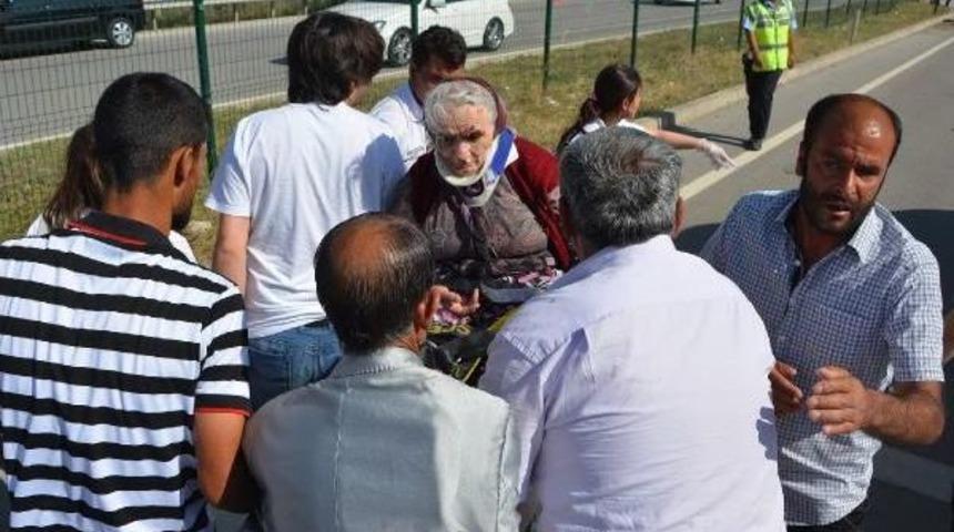 Otomobilin &Ccedil;arptığı Anne Ve Oğlu &Ouml;ld&uuml;