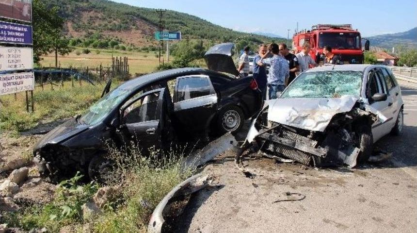 Karab&uuml;k&rsquo;te Trafik Kazası: 2 &Ouml;l&uuml;, 4 Yaralı