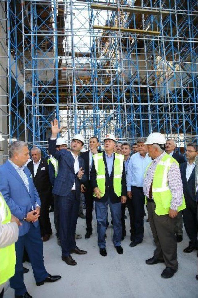 Cumhurbaşkanı Erdoğan, Çamlıca Camii Inşaatında Inceleme Yaptı