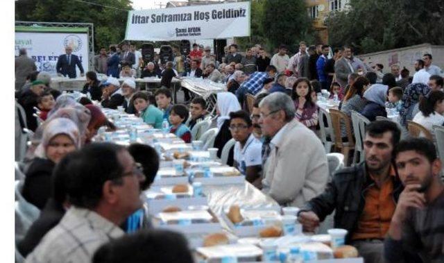 Sivas Belediyesi Kentteki Mültecilere Iftar Yemeği Verdi