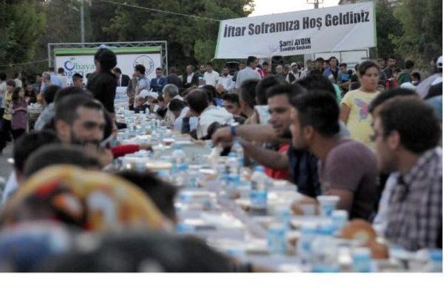 Sivas Belediyesi Kentteki Mültecilere Iftar Yemeği Verdi