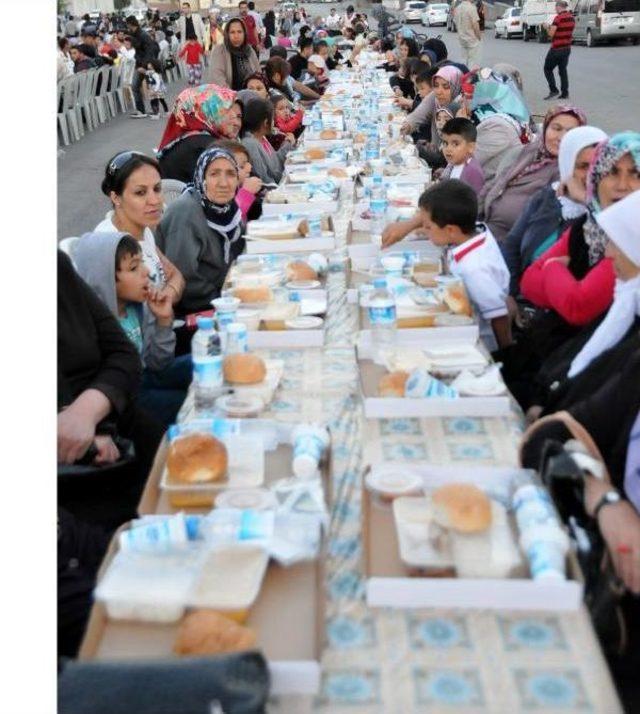 Sivas Belediyesi Kentteki Mültecilere Iftar Yemeği Verdi