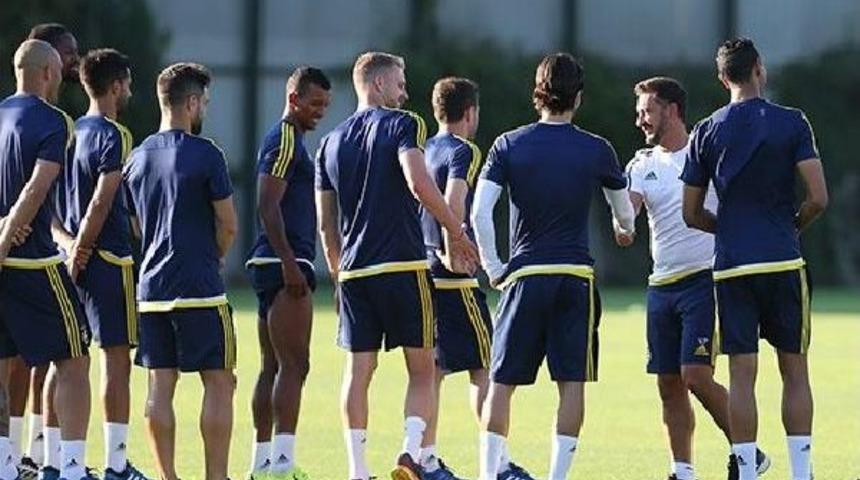 Fenerbah&ccedil;e'de Robin Van Persie, Takımla Ilk Antrenmanına &Ccedil;ıktı