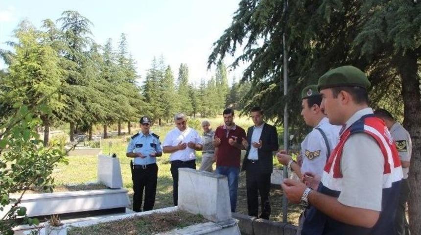 Hisarcık&rsquo;ta Şehit Mezarlarına, Şehit Ailelerine Ve Gazilere Bayram Ziyareti