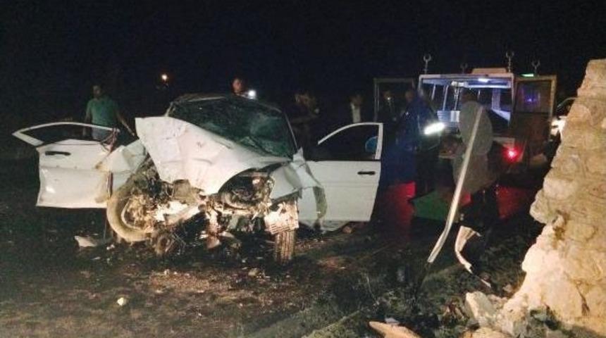 Otomobil Duvara Çarptı: 2 Ölü, 3 Yaralı
