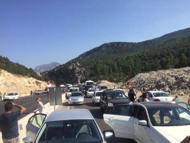 Antalya- Korkuteli Karayolunda Trafik Durdu (2)