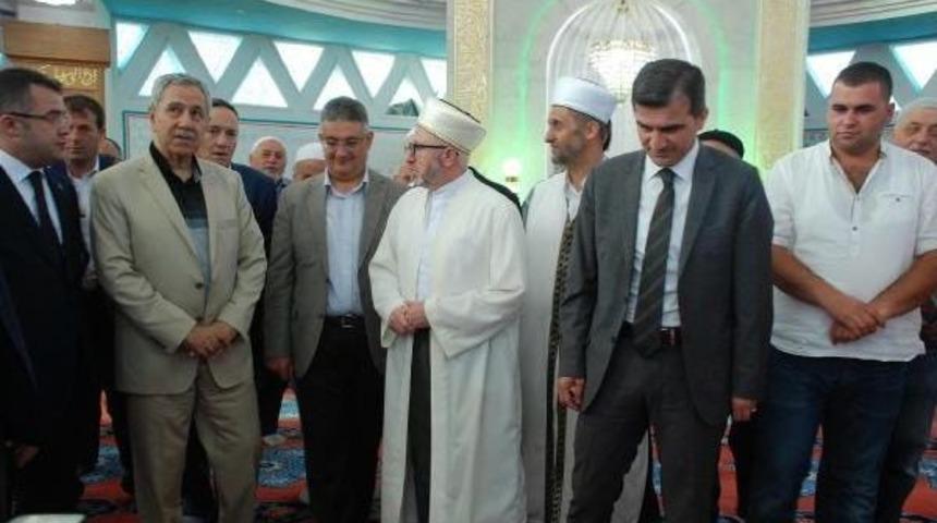 Arın&ccedil;, Bayram Namazı Kıldığı Camide Cemaatle Bayramlaştı