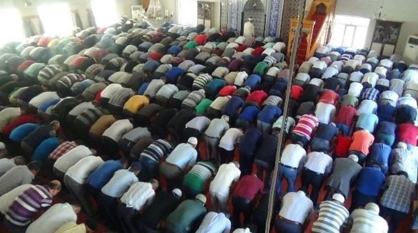 Bayram Namazında Camiler Doldu Taştı