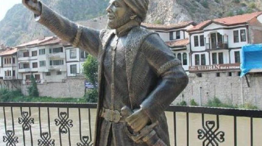 Selfie &Ccedil;eken Şehzade Heykeli Amasya'ya Ilgiyi Artırdı