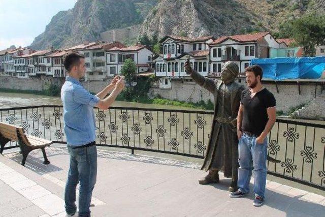 Selfie Çeken Şehzade Heykeli Amasya'ya Ilgiyi Artırdı