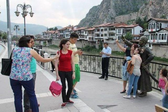 Selfie Çeken Şehzade Heykeli Amasya'ya Ilgiyi Artırdı