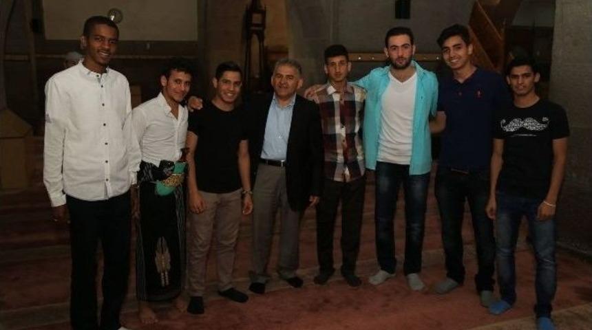 Melikgazi Belediye Başkanı B&uuml;y&uuml;kkılı&ccedil; Bayram Namazını Hunat Camiinde Kıldı