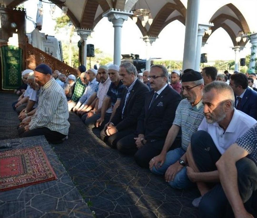 A&ccedil;ık Havada Bayram Namazı