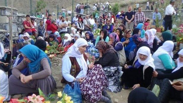 Dbp’den, Pkk, Ypg Ve Hpg’lilerin Mezarlarına Ziyaret