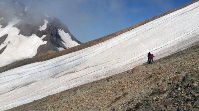 Vanlı Dağcılar 3 Ülkede Zirve Yaptı