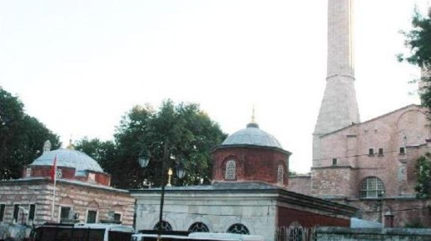 Alperenler Bayram Namazını Ayasofya &Ouml;n&uuml;nde Kıldı