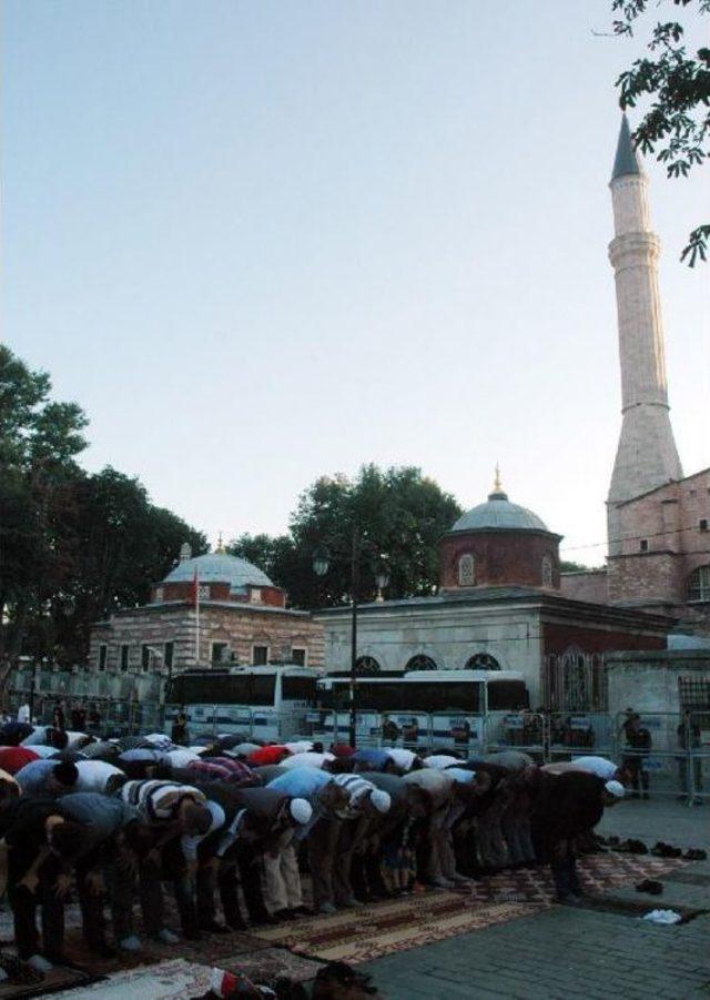 Alperenler Bayram Namazını Ayasofya Önünde Kıldı