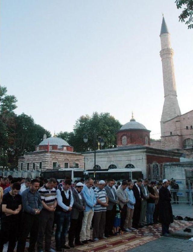 Alperenler Bayram Namazını Ayasofya Önünde Kıldı