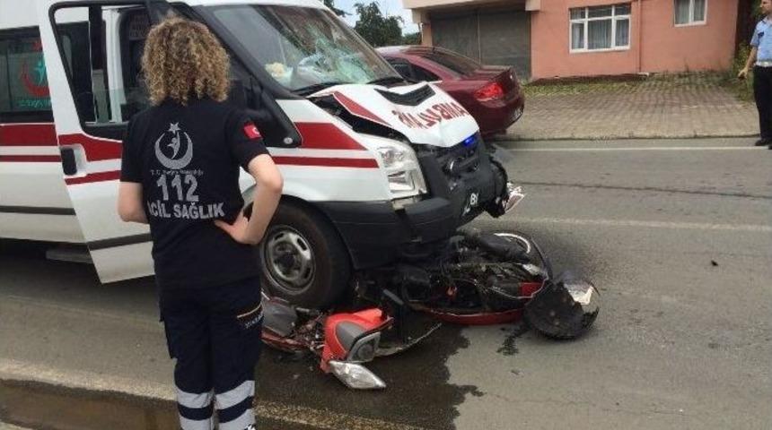 Otomobil Ambulansa &Ccedil;arptı: 1 Yaralı