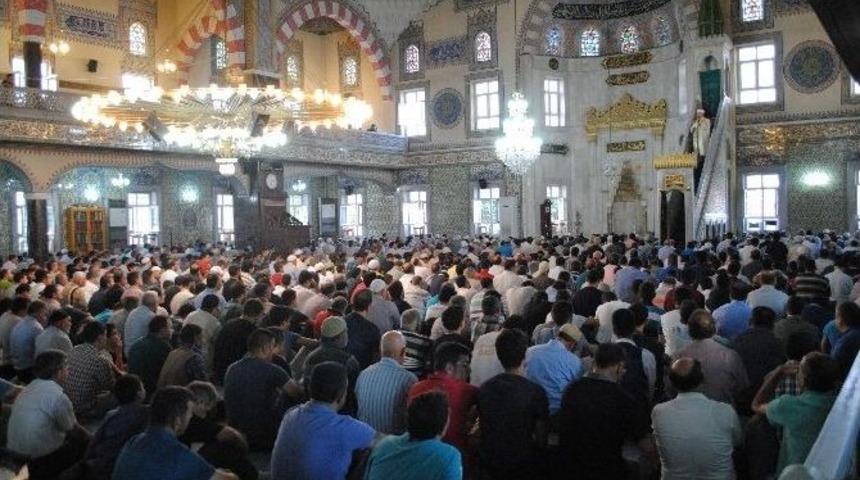 Elazığ&rsquo;da Camiler Doldu