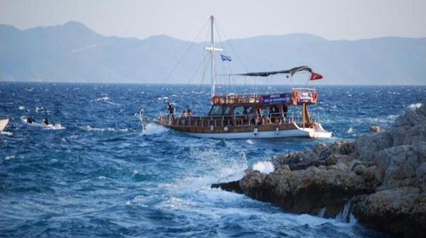 Kayalıklara S&uuml;r&uuml;klenen Tekne Son Anda Kurtarıldı