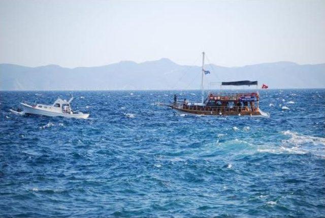 Kayalıklara Sürüklenen Tekne Son Anda Kurtarıldı