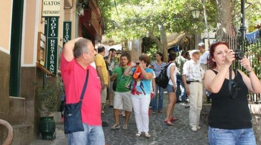 Krizdeki Komşuya T&uuml;rk Turist Akını
