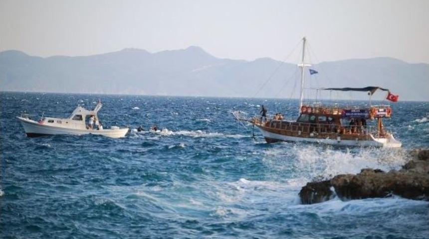 Arızalanan Tekne Kayalıklara &Ccedil;arpmadan Kurtarıldı