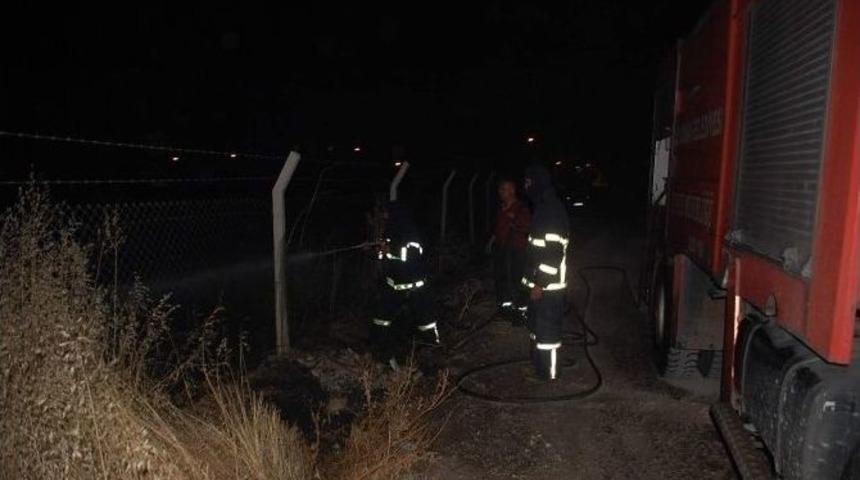 Elektrik Tellerinden &Ccedil;ıkan Kıvılcım Anız Yangınına Neden Oldu