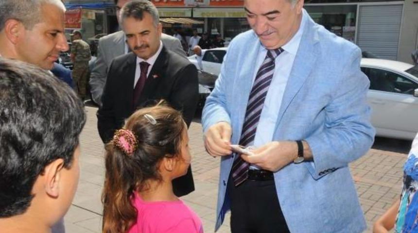 Vali'den Har&ccedil;lık Alma Izdihamı