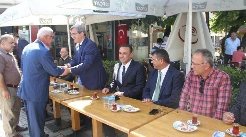 Akyazı&rsquo;da Coşkulu Bayramlaşma Ger&ccedil;ekleşti