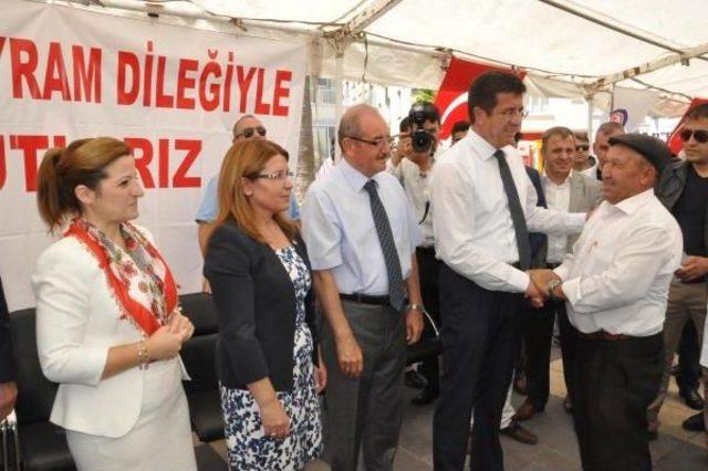 Bakan Zeybekci, Belediye Çadırında Halkla Bayramlaştı