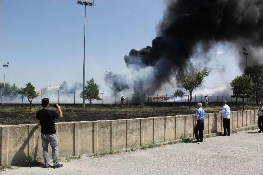 Kuruyan Otlar Sentetik Futbol Sahasını Tutuşturdu