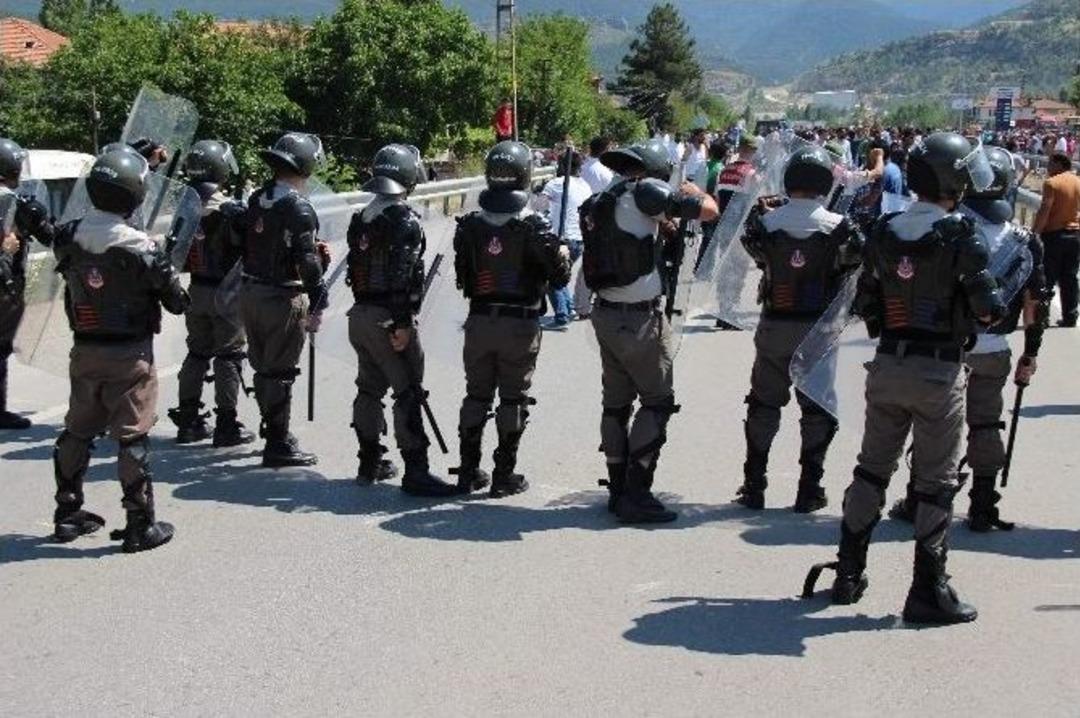 Karayolunu Ulaşıma Kapatan K&ouml;yl&uuml;lerden Eylem