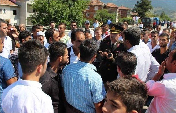 Karayolunu Ulaşıma Kapatan Köylülerden Eylem G1