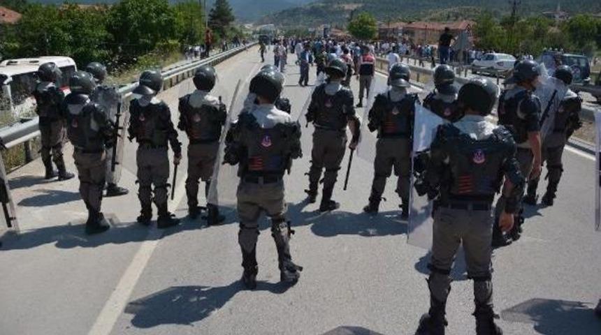 K&ouml;yl&uuml;ler, Anne Ve Oğlunun &Ouml;ld&uuml;ğ&uuml; Yolu Ulaşıma Kapattı