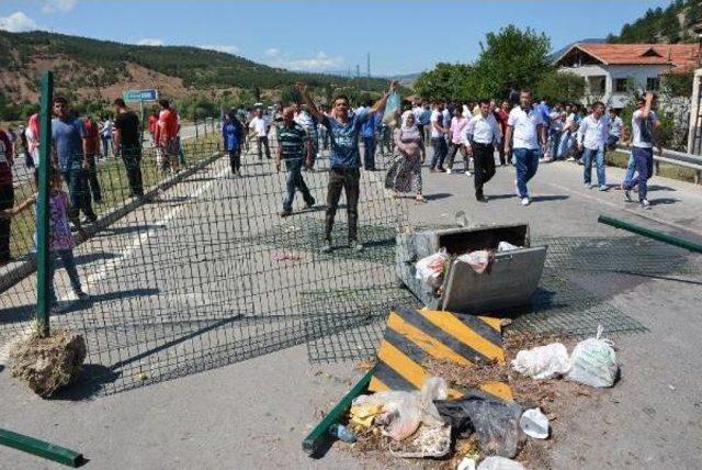 Köylüler, Anne Ve Oğlunun Öldüğü Yolu Ulaşıma Kapattı