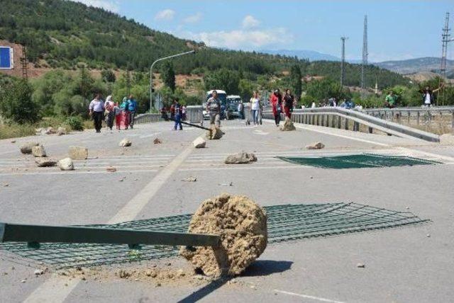 Köylüler, Anne Ve Oğlunun Öldüğü Yolu Ulaşıma Kapattı