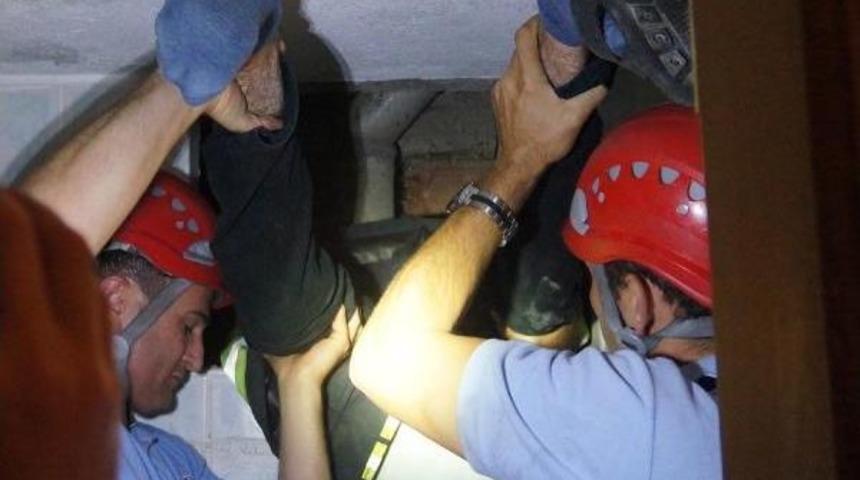 Mahsur Kediyi Aşağı Sarkıtılan Itfaiye Eri Kurtardı