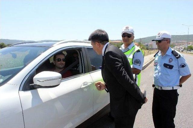 Trafik&ccedil;ilerden S&uuml;r&uuml;c&uuml;lere Bayram Şekeri 1