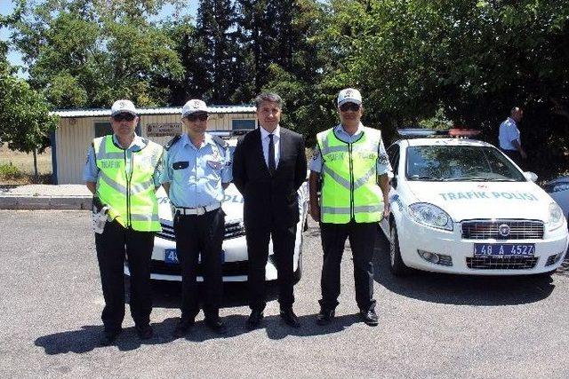 Trafik&ccedil;ilerden S&uuml;r&uuml;c&uuml;lere Bayram Şekeri 2