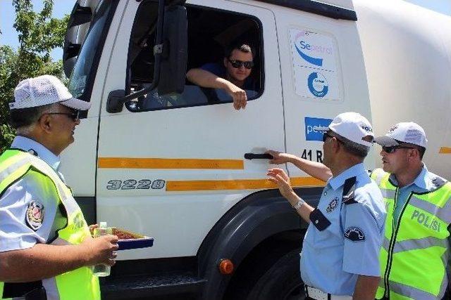 Trafik&ccedil;ilerden S&uuml;r&uuml;c&uuml;lere Bayram Şekeri 3